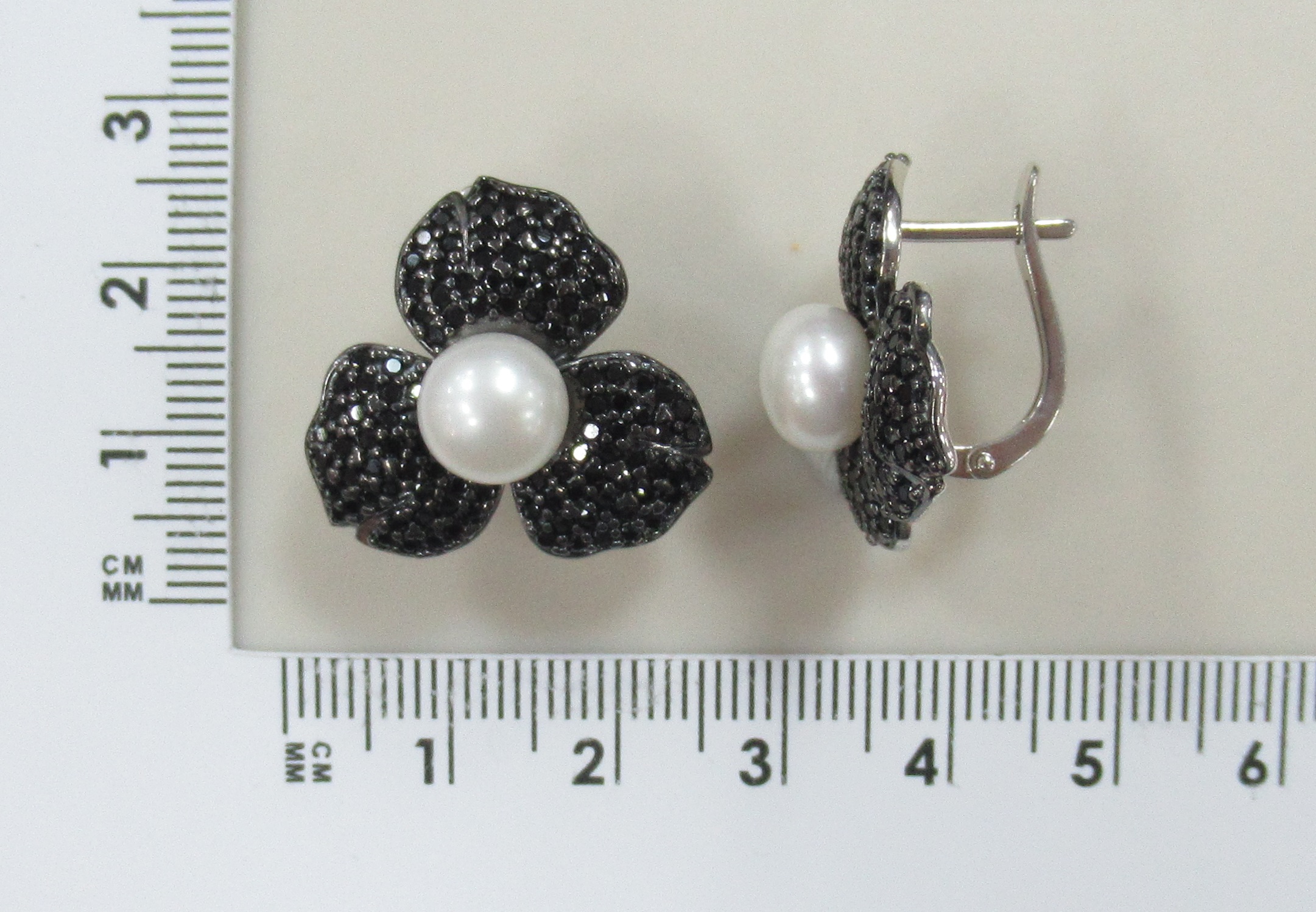 Серебряные серьги с жемчугом и шпинелью "Цветы"